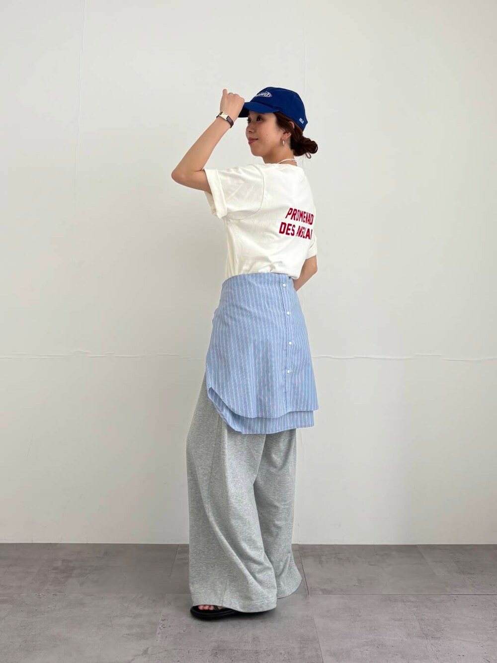 ブルー系のシャツ/ブラウス、ブラック系のサンダル、グレー系のその他パンツを着用したレディースの夏コーディネートの3枚目の写真