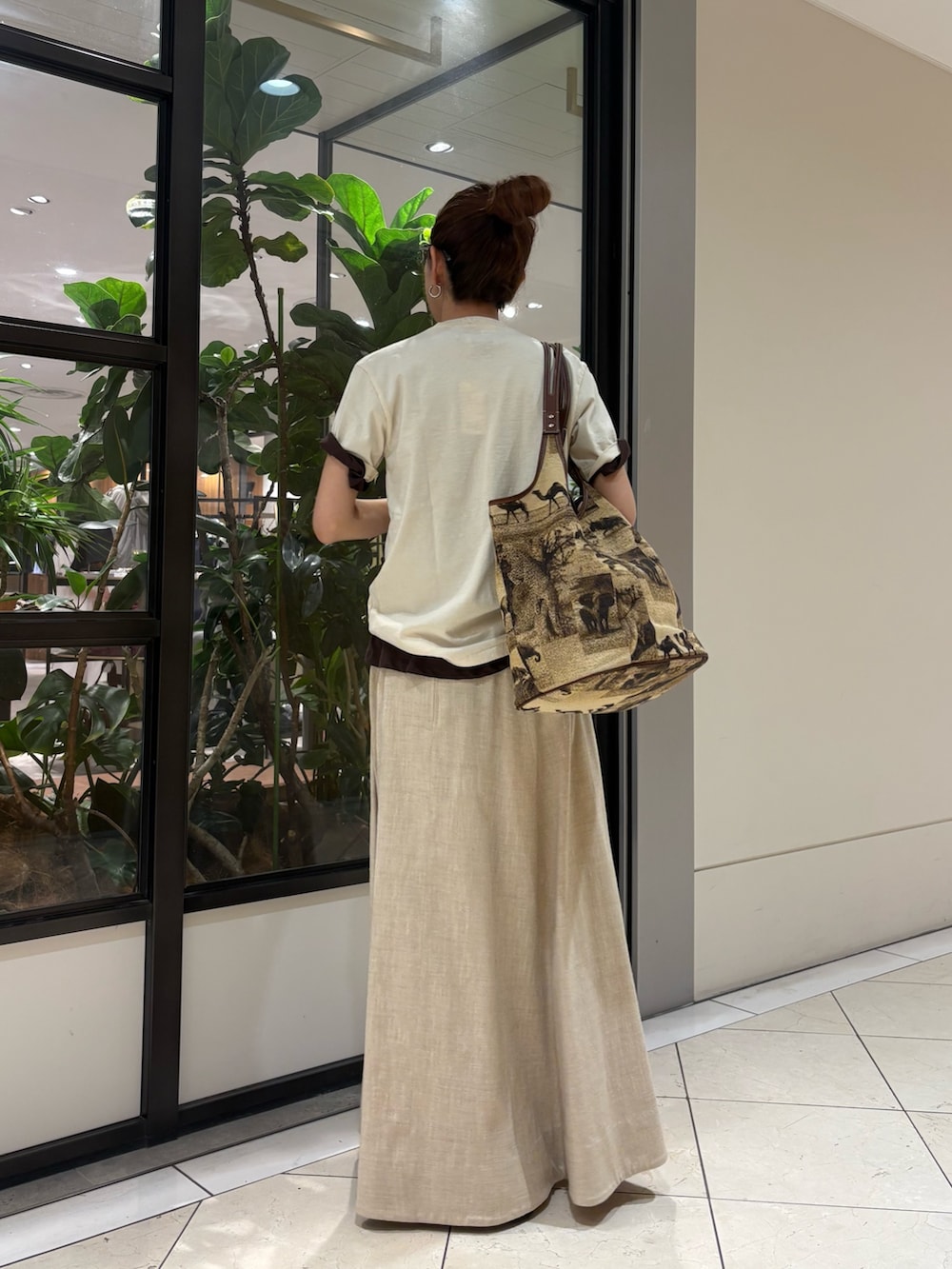 ベージュ系のTシャツ/カットソー、ブラウン系のTシャツ/カットソー、ベージュ系のスカートを着用したレディースの夏コーディネートの3枚目の写真
