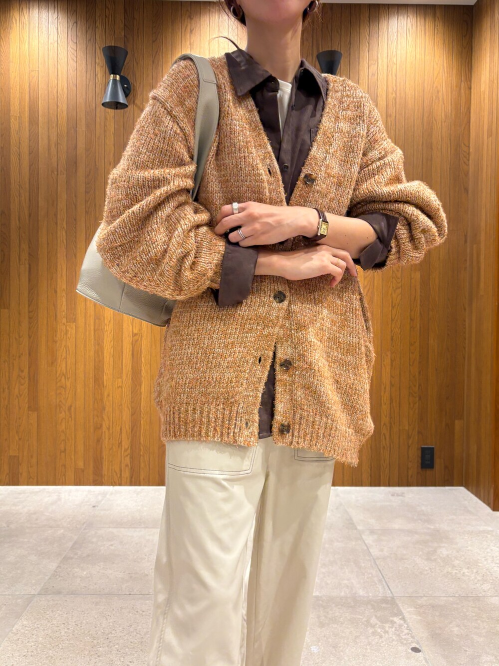 ブラウン系のカーディガン/ボレロ、ホワイト系のその他パンツ、ブラウン系のシャツ/ブラウスを着用したレディースの秋コーディネートの6枚目の写真