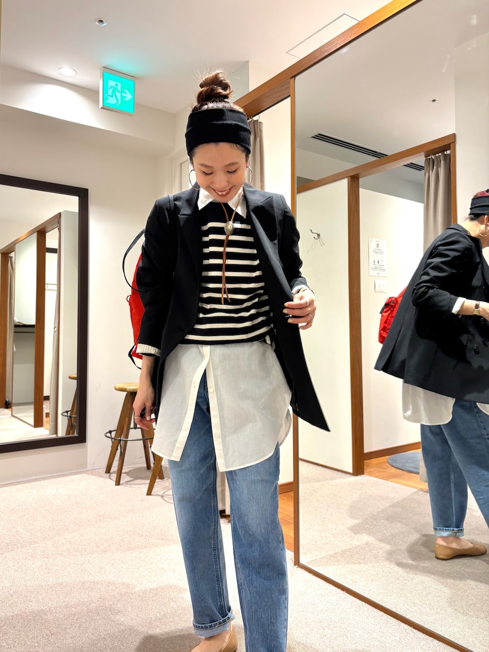 ブラック系のその他アウター、ブルー系のデニムパンツ、その他のTシャツ/カットソーを着用したレディースの春コーディネートの7枚目の写真