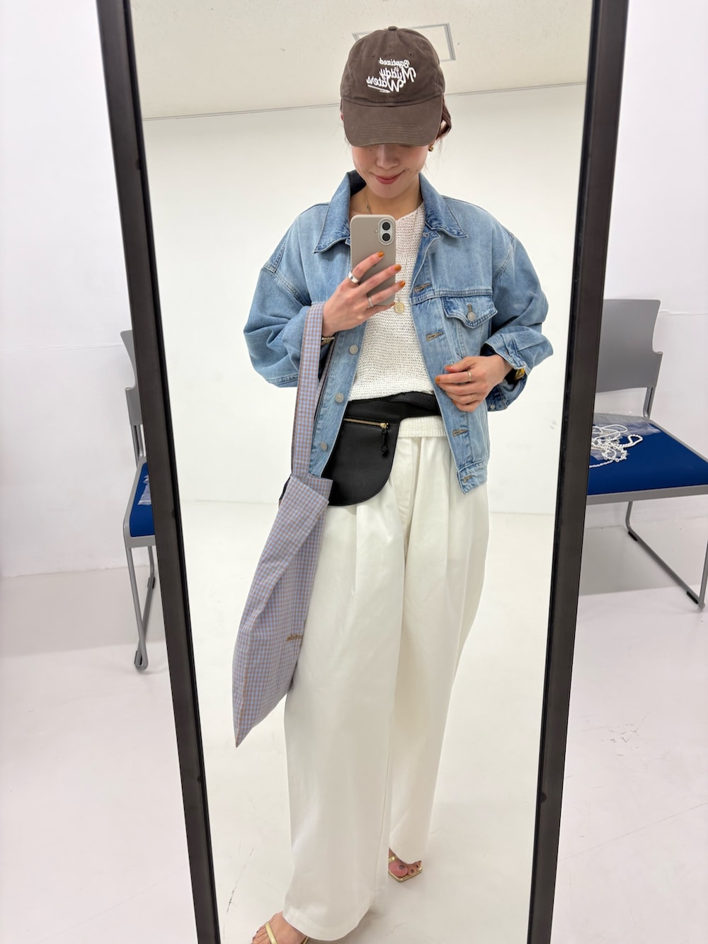 ホワイト系のニット/セーター、ブルー系のデニムジャケット、その他のトートバッグを着用したレディースの春コーディネートの8枚目の写真