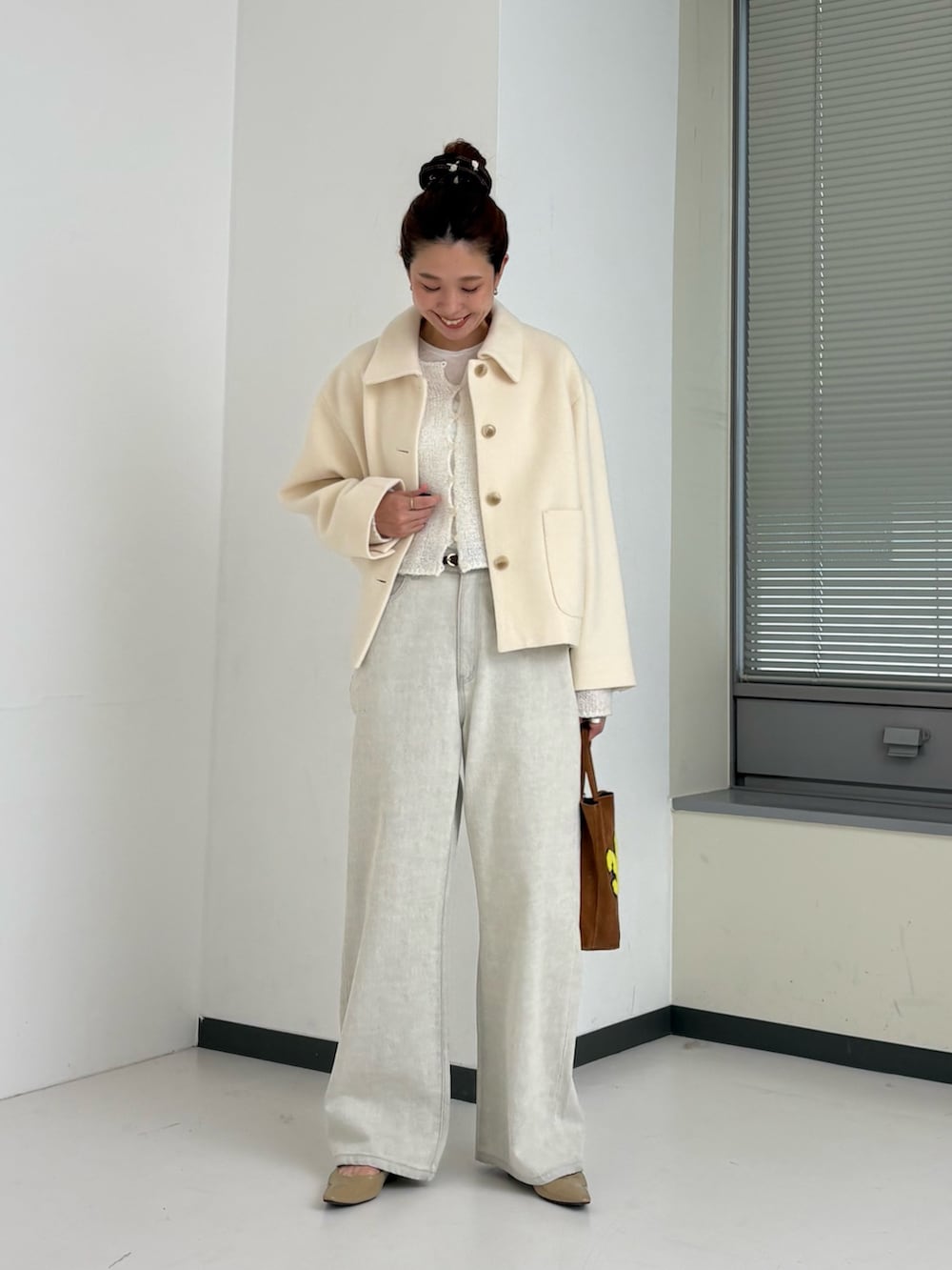 ホワイト系のその他アウター、ホワイト系のカーディガン/ボレロ、グレー系のデニムパンツを着用したレディースの秋コーディネートの5枚目の写真