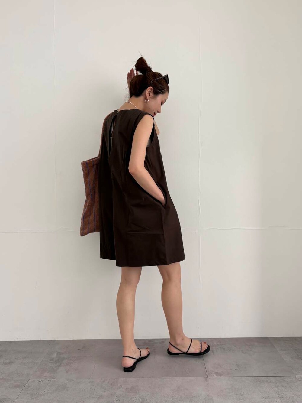 ブラック系のサンダル、その他のメガネ、ブラウン系の水着を着用したレディースの夏コーディネートの2枚目の写真