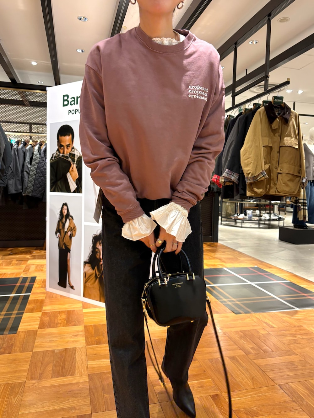 ベージュ系のブーツ、ホワイト系のシャツ/ブラウス、ブラック系のショルダーバッグを着用したレディースの秋コーディネートの8枚目の写真