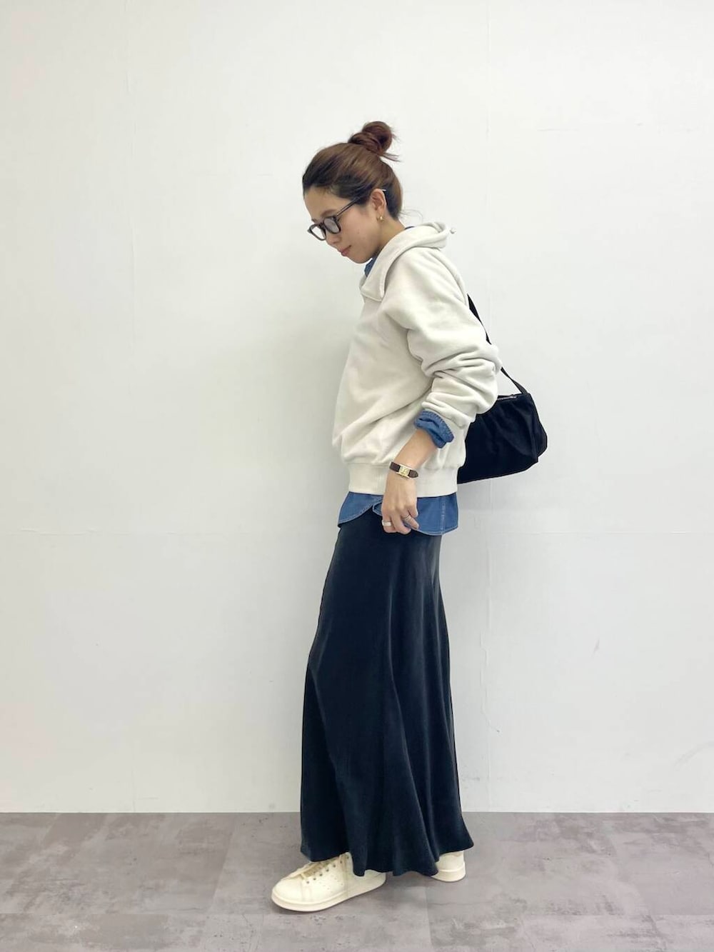 ブルー系のTシャツ/カットソー、ブラック系のダウンジャケット/コート、ホワイト系のTシャツ/カットソーを着用したレディースの冬コーディネートの3枚目の写真
