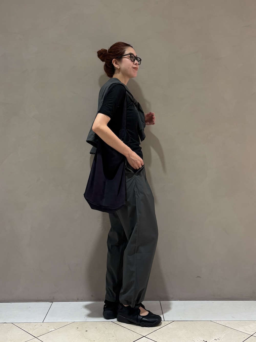 ブラック系のTシャツ/カットソー、ブルー系のトートバッグ、グレー系のルームウェア/パジャマを着用したレディースの夏コーディネートの2枚目の写真