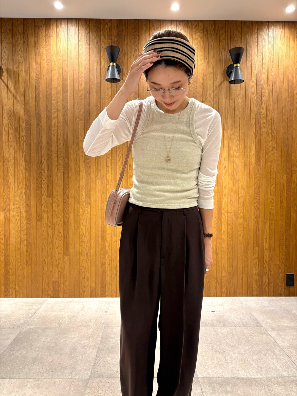 ブラウン系のその他パンツ、グレー系のスカート、ピンク系のショルダーバッグを着用したレディースの秋コーディネートの7枚目の写真
