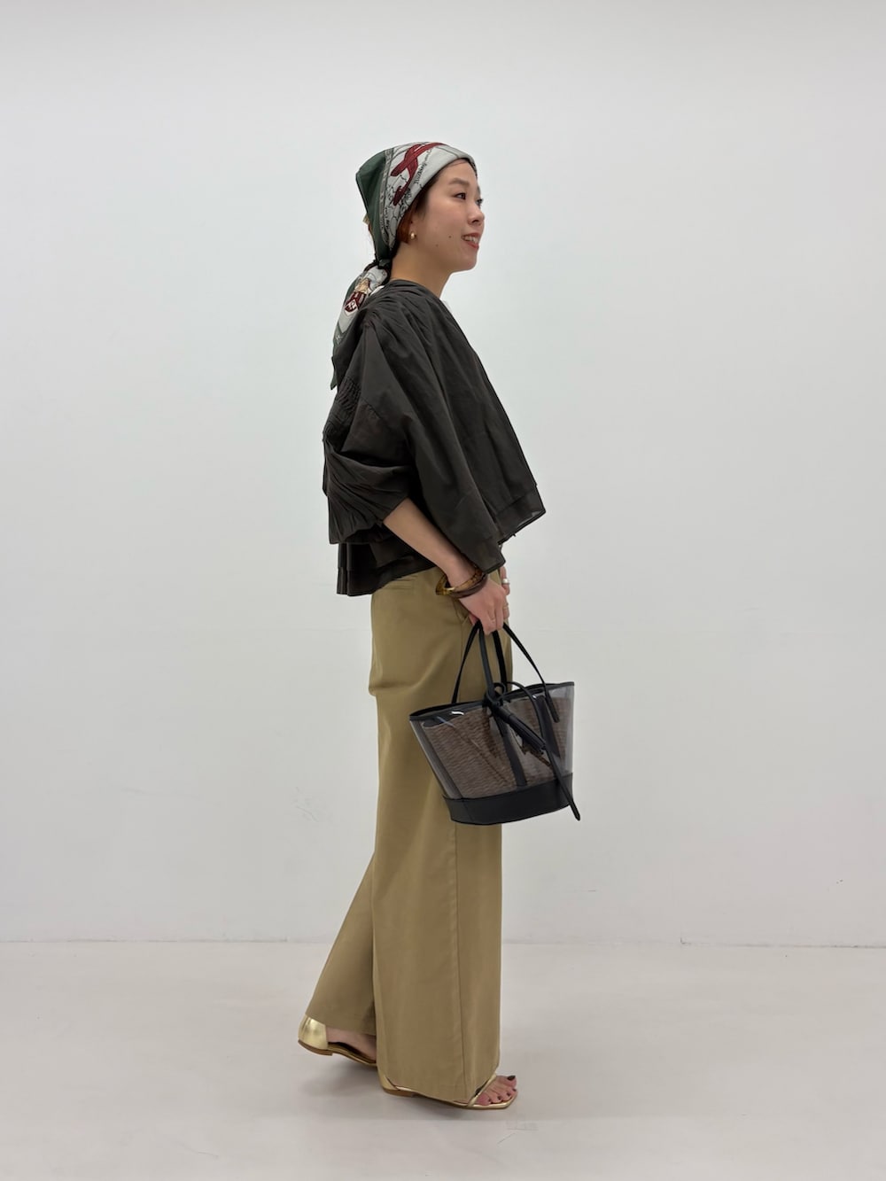 ベージュ系のその他パンツ、ブラウン系のシャツ/ブラウスを着用したレディースの春コーディネートの5枚目の写真