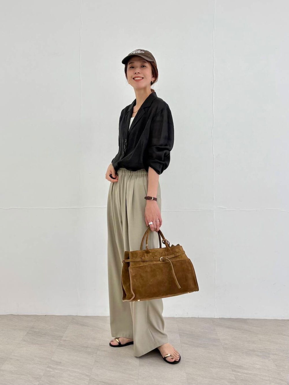 ホワイト系のキャミソール、ベージュ系のその他パンツ、ブラック系のその他アウターを着用したレディースの夏コーディネートの4枚目の写真