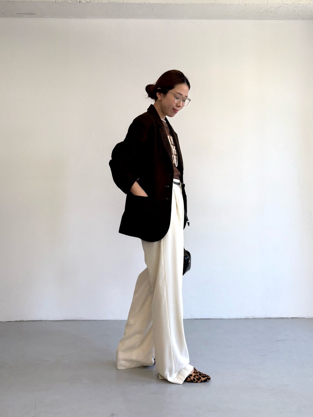 ブラウン系のその他アウター、ブラウン系のTシャツ/カットソー、ブラック系のショルダーバッグを着用したレディースの秋コーディネートの3枚目の写真