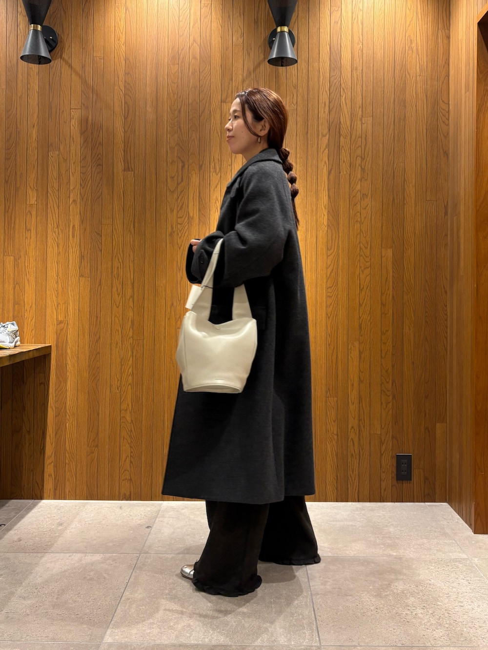 レッド系のニット/セーター、グリーン系のその他パンツ、グレー系のその他アウターを着用したレディースの秋コーディネートの8枚目の写真