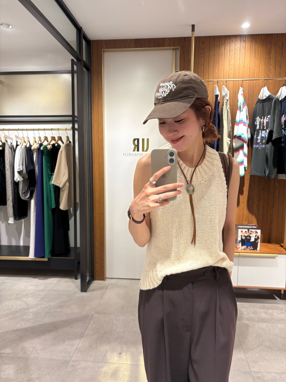 ブラウン系のその他パンツ、ホワイト系のベスト、ベージュ系のサンダルを着用したレディースの夏コーディネートの6枚目の写真