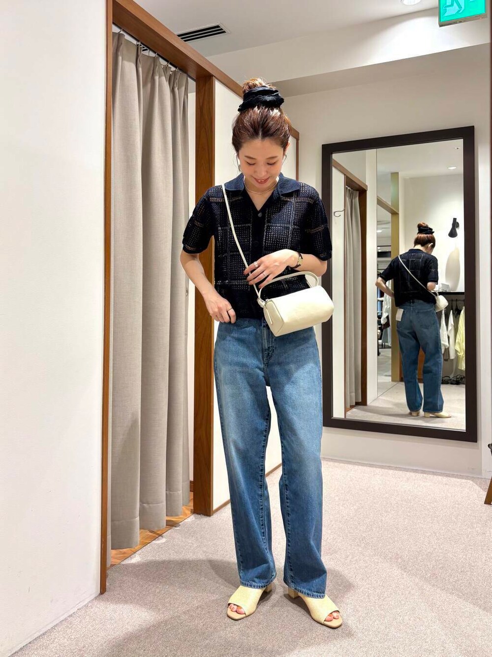ベージュ系のサンダル、ホワイト系のショルダーバッグ、ブルー系のシャツ/ブラウスを着用したレディースの夏コーディネートの5枚目の写真