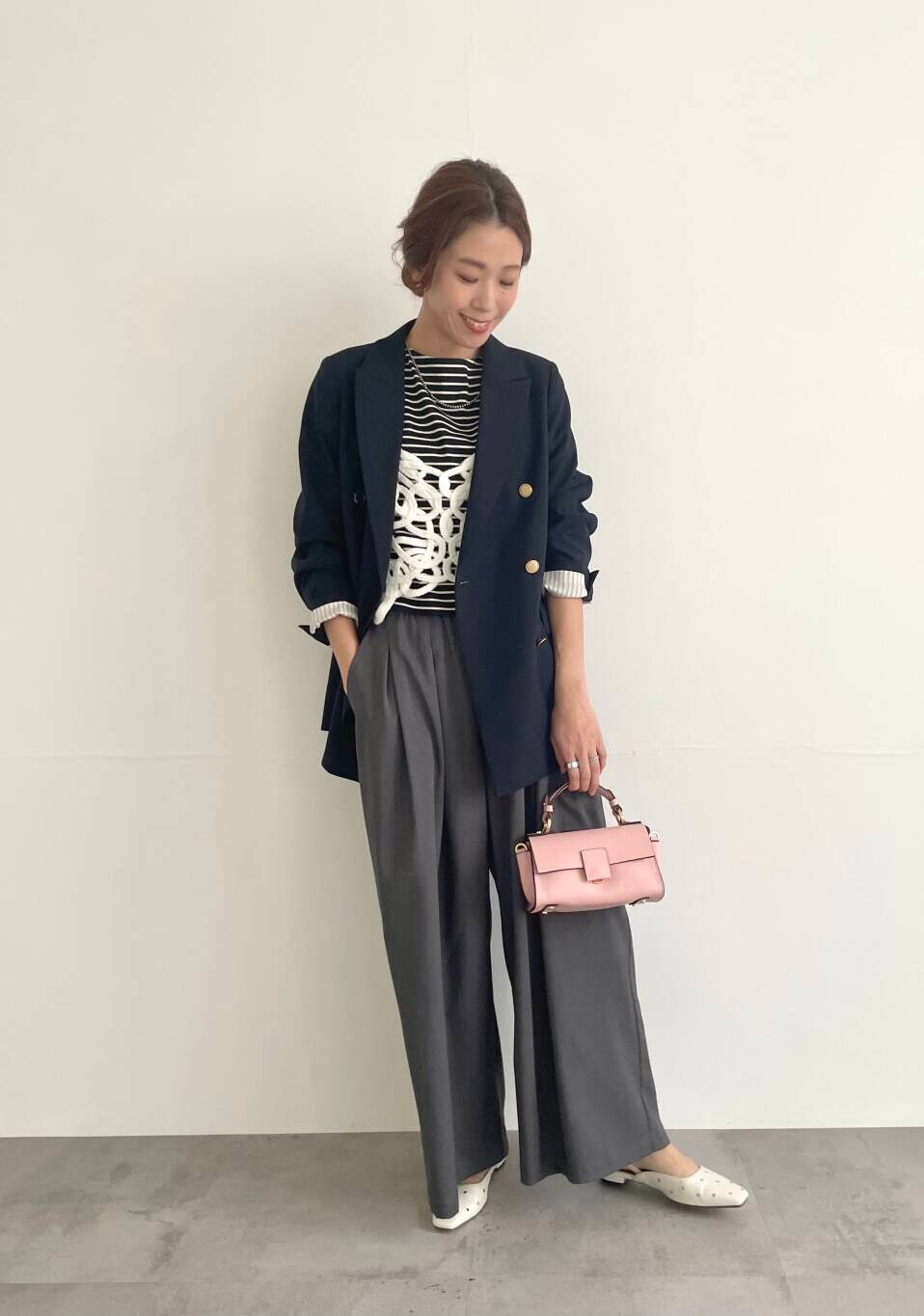 ブラック系のTシャツ/カットソー、グレー系のその他パンツ、ブルー系のその他アウターを着用したレディースの冬コーディネートの2枚目の写真