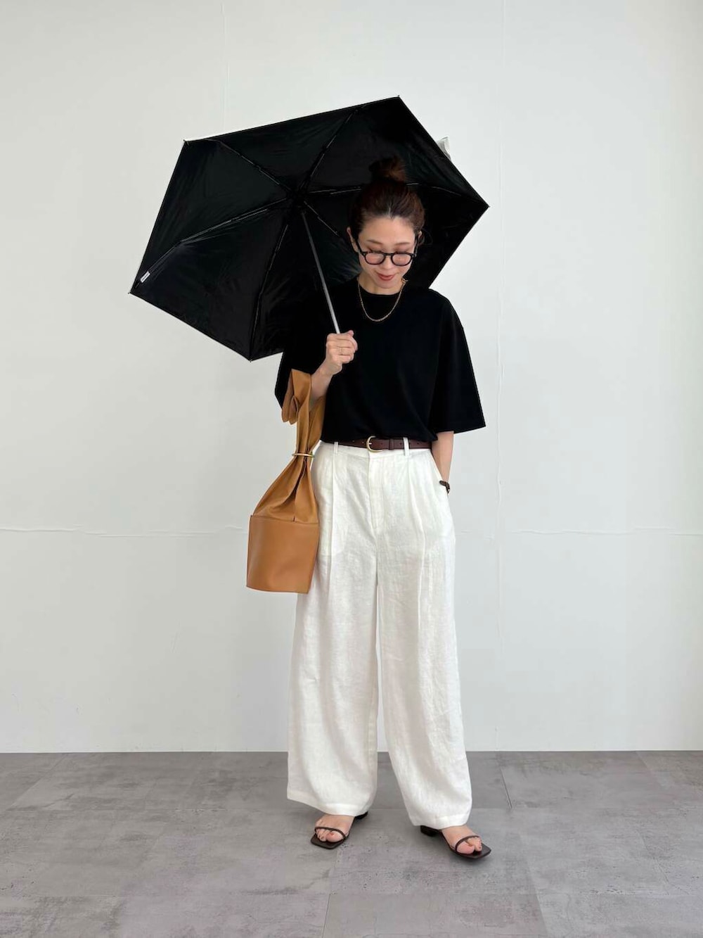 ホワイト系のその他パンツ、ブラウン系のサンダル、ホワイト系の長傘を着用したレディースの夏コーディネートの3枚目の写真