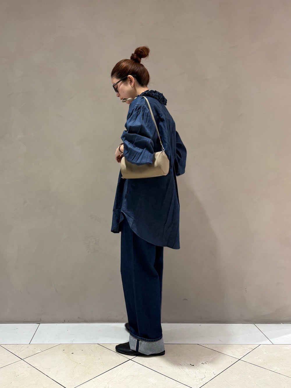 ブルー系のシャツ/ブラウス、ブルー系のデニムパンツ、ホワイト系のタンクトップを着用したレディースの秋コーディネートの3枚目の写真