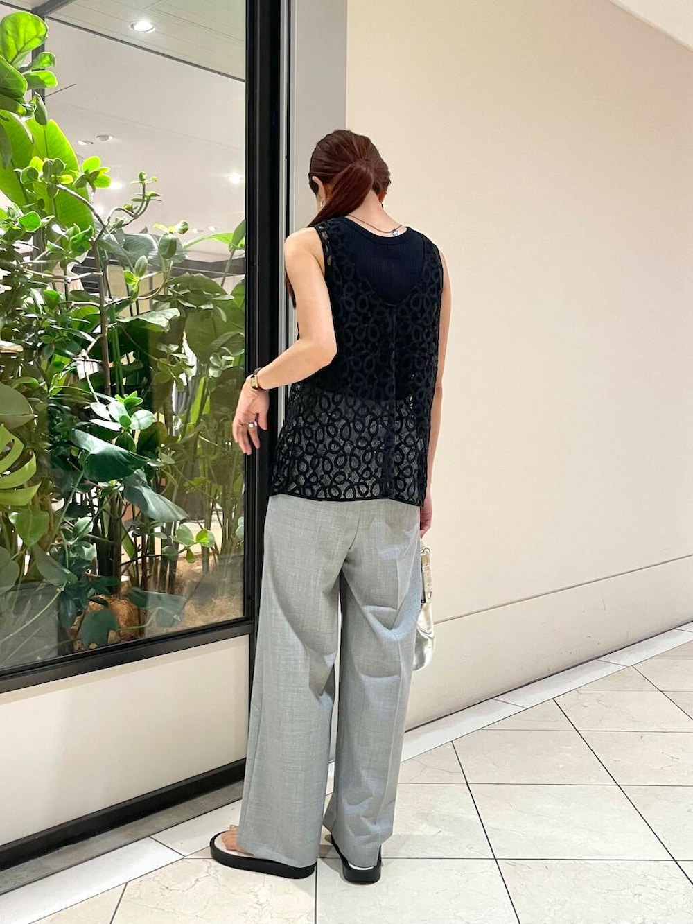 ブラック系のタンクトップ、グレー系のその他パンツ、ブラック系のベストを着用したレディースの夏コーディネートの5枚目の写真
