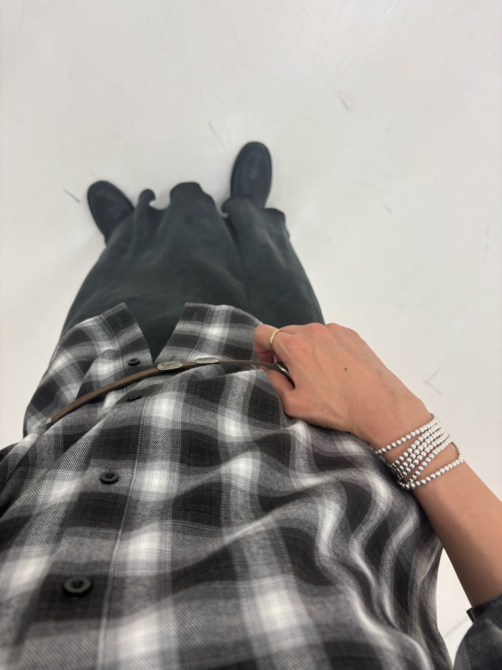 ブラック系のスカート、ブラウン系のショルダーバッグ、ブラック系のシャツ/ブラウスを着用したレディースの秋コーディネートの9枚目の写真
