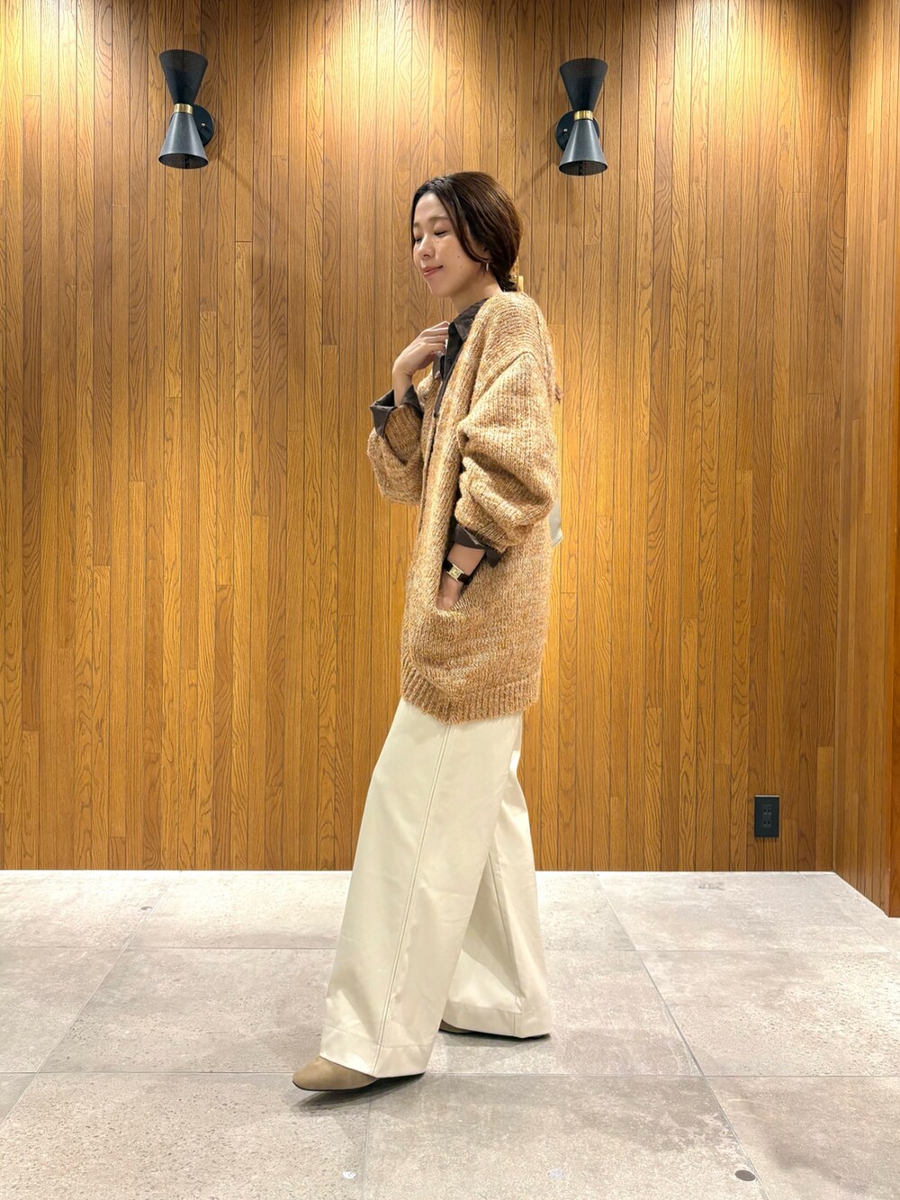 ブラウン系のカーディガン/ボレロ、ホワイト系のその他パンツ、ブラウン系のシャツ/ブラウスを着用したレディースの秋コーディネートの5枚目の写真