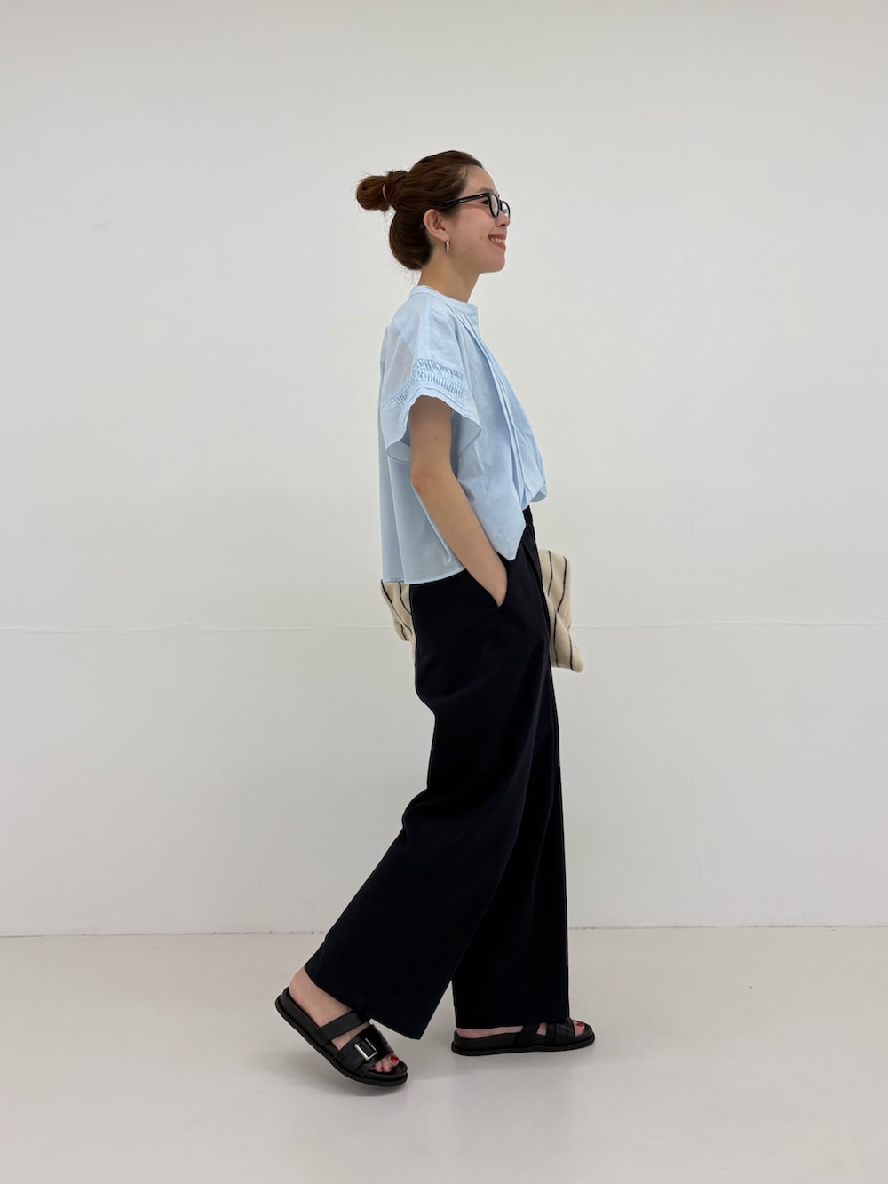 ブルー系のシャツ/ブラウス、ブルー系のその他パンツ、ブラック系のサンダルを着用したレディースの春コーディネートの6枚目の写真
