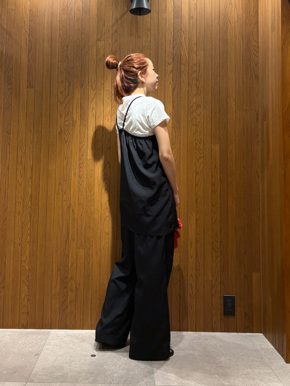 ブラック系のキャミソール、ブラック系のその他パンツ、ホワイト系のTシャツ/カットソーを着用したレディースの夏コーディネートの4枚目の写真