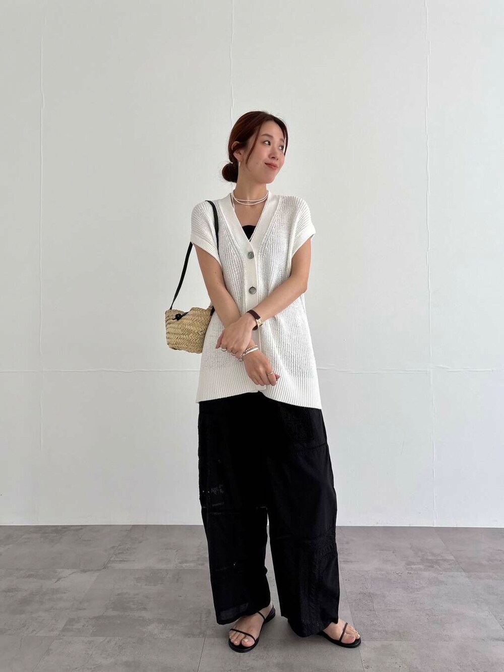 ブラック系のキャミソール、ブラック系のその他パンツ、ブラック系のサンダルを着用したレディースの夏コーディネートの4枚目の写真