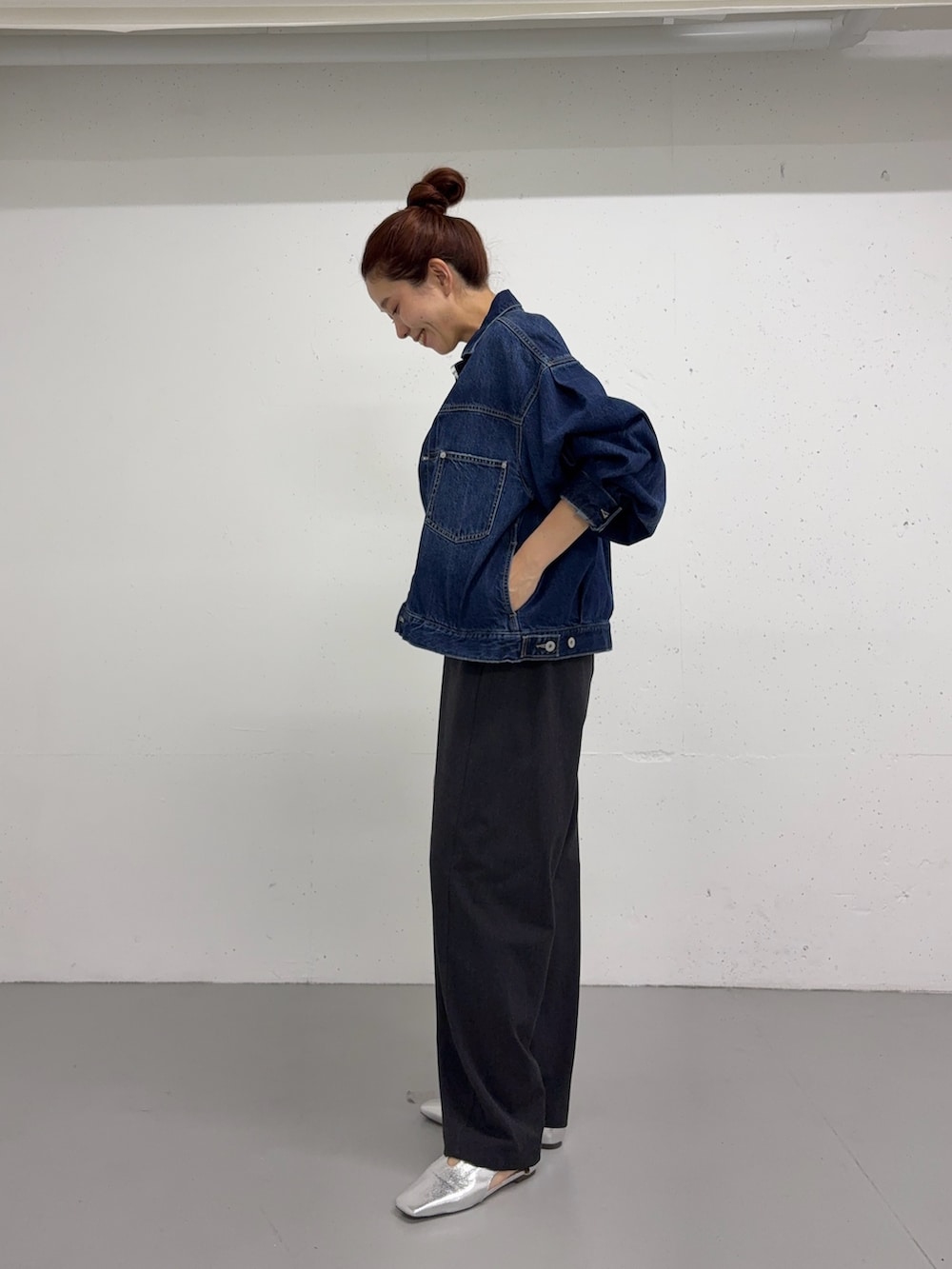 ホワイト系のシャツ/ブラウス、シルバー系のパンプス、ブルー系のデニムジャケットを着用したレディースの夏コーディネートの2枚目の写真