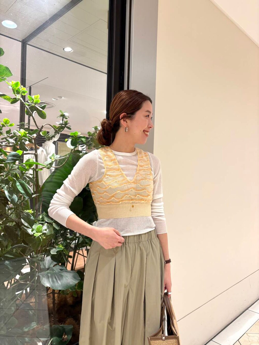 ベージュ系のその他パンツ、ホワイト系のTシャツ/カットソー、ベージュ系のその他アウターを着用したレディースの春コーディネートの6枚目の写真