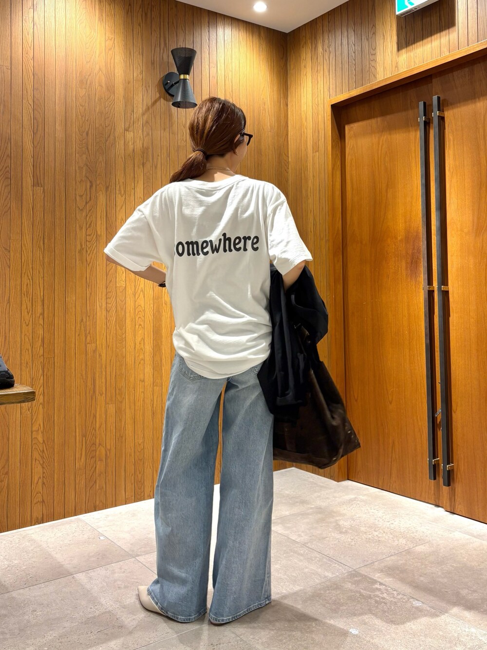 ブルー系のデニムパンツ、ホワイト系のTシャツ/カットソー、ブラック系のテーラードジャケットを着用したレディースの夏コーディネートの7枚目の写真