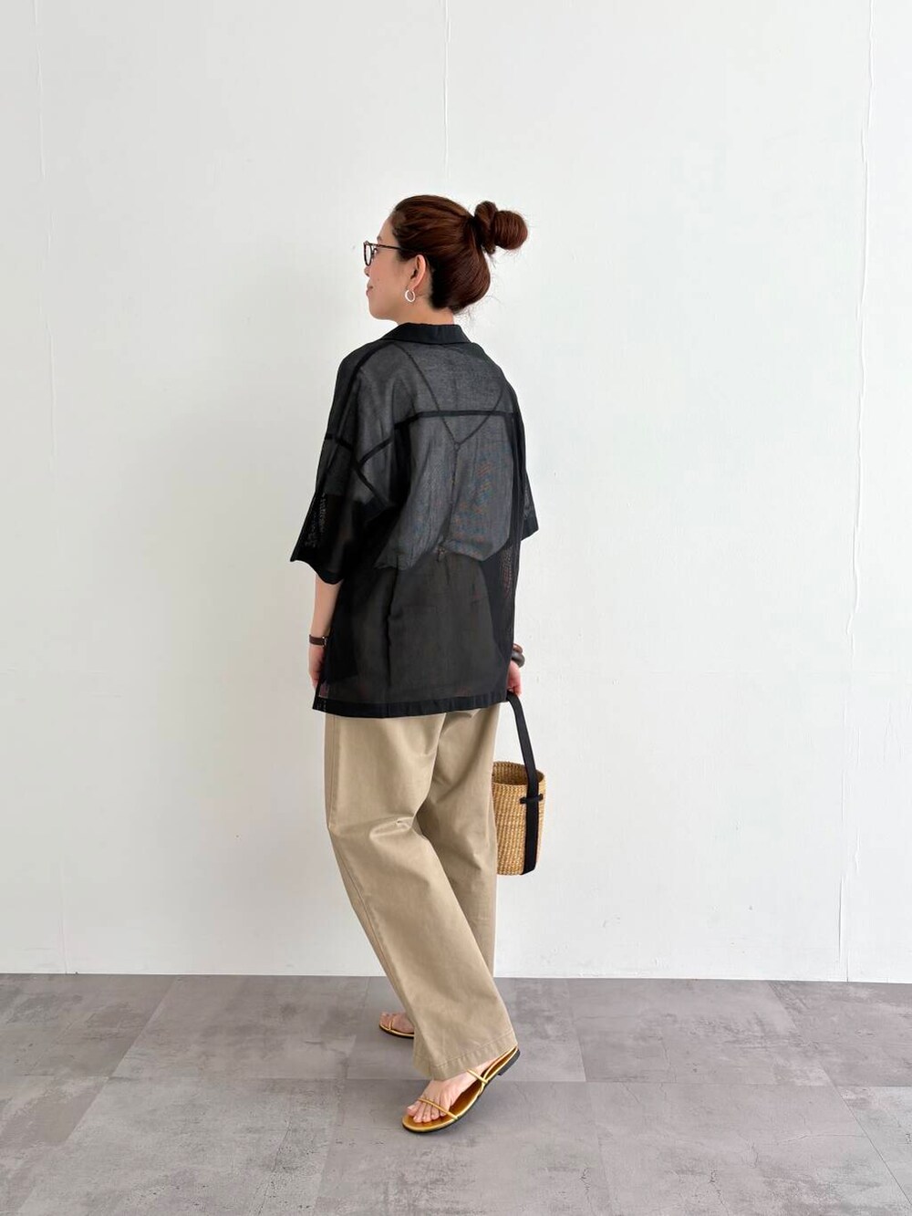 ベージュ系のその他パンツ、その他のTシャツ/カットソー、ゴールド系のサンダルを着用したレディースの春コーディネートの2枚目の写真