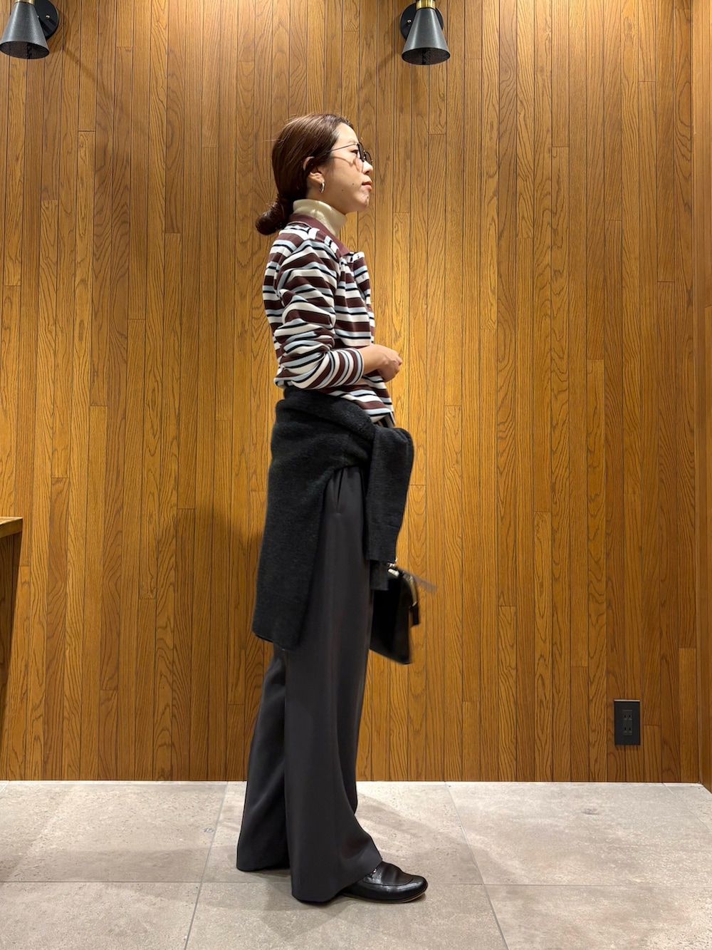 グレー系のその他パンツ、ブラック系のマウンテンパーカー、その他のポロシャツを着用したレディースの冬コーディネートの9枚目の写真