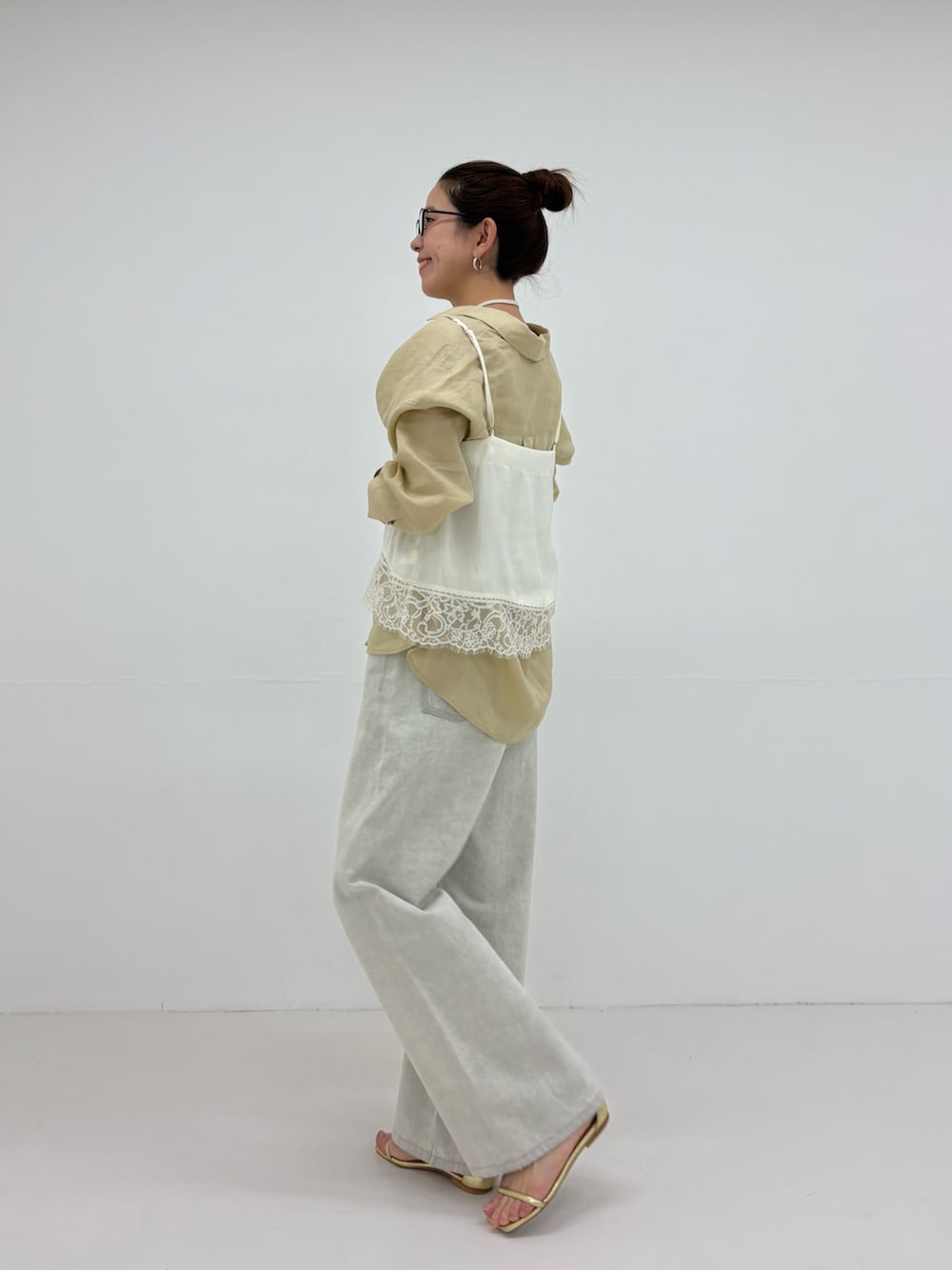 ホワイト系のキャミソール、グレー系のデニムパンツ、ベージュ系のシャツ/ブラウスを着用したレディースの冬コーディネートの2枚目の写真