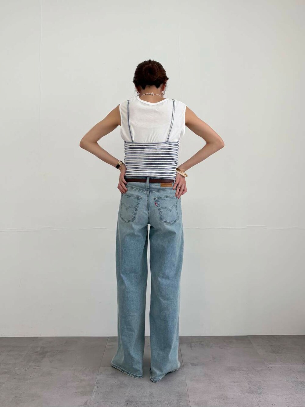 ホワイト系のTシャツ/カットソー、ブラウン系のかごバッグ、その他のキャミソールを着用したレディースの夏コーディネートの8枚目の写真