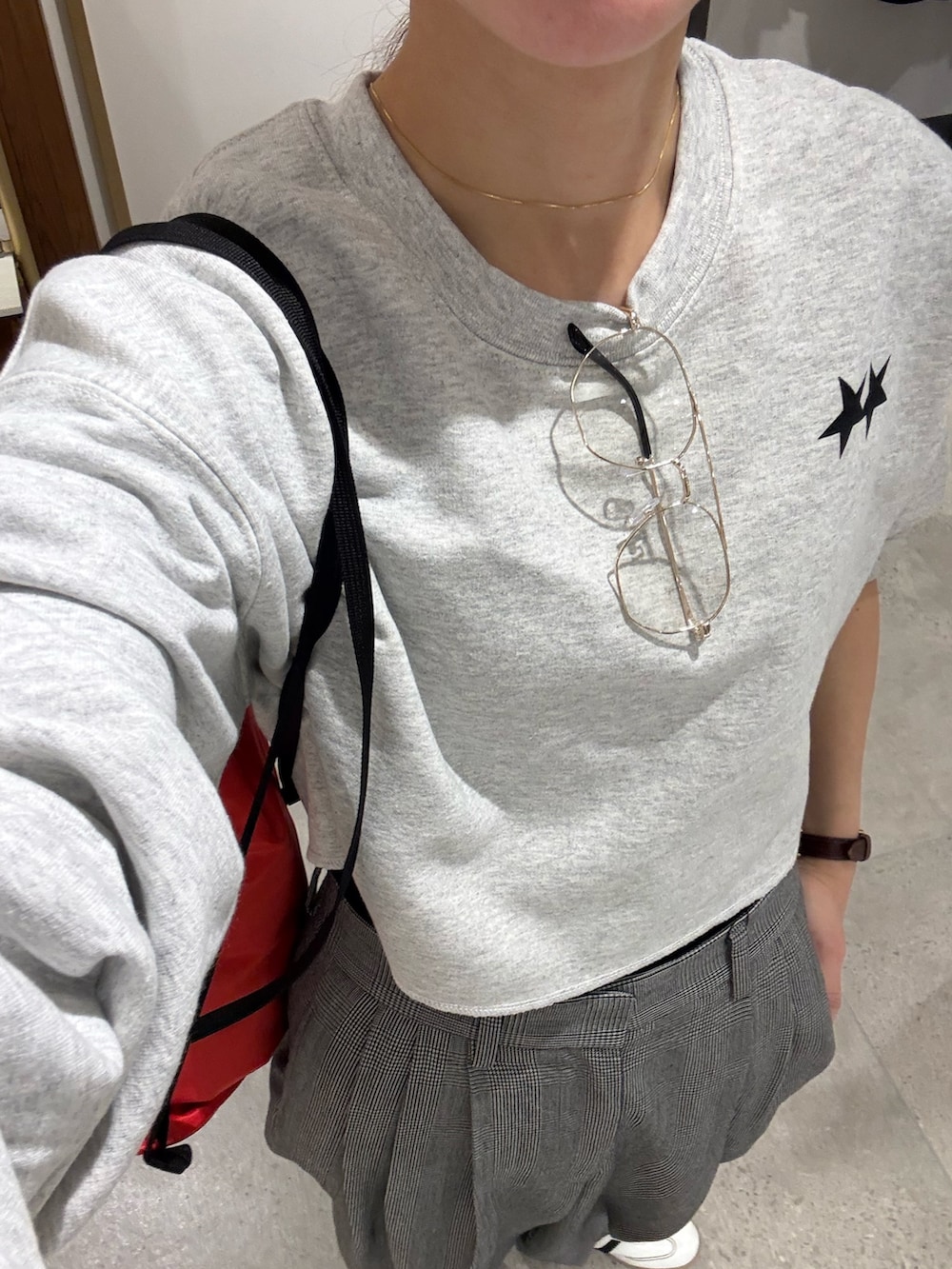 グレー系のスウェット、その他のその他パンツ、ホワイト系のスニーカーを着用したレディースの春コーディネートの4枚目の写真