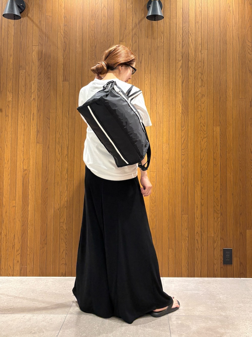 ホワイト系のTシャツ/カットソー、ブルー系のワンピース、ブラック系のショルダーバッグを着用したレディースの夏コーディネートの3枚目の写真