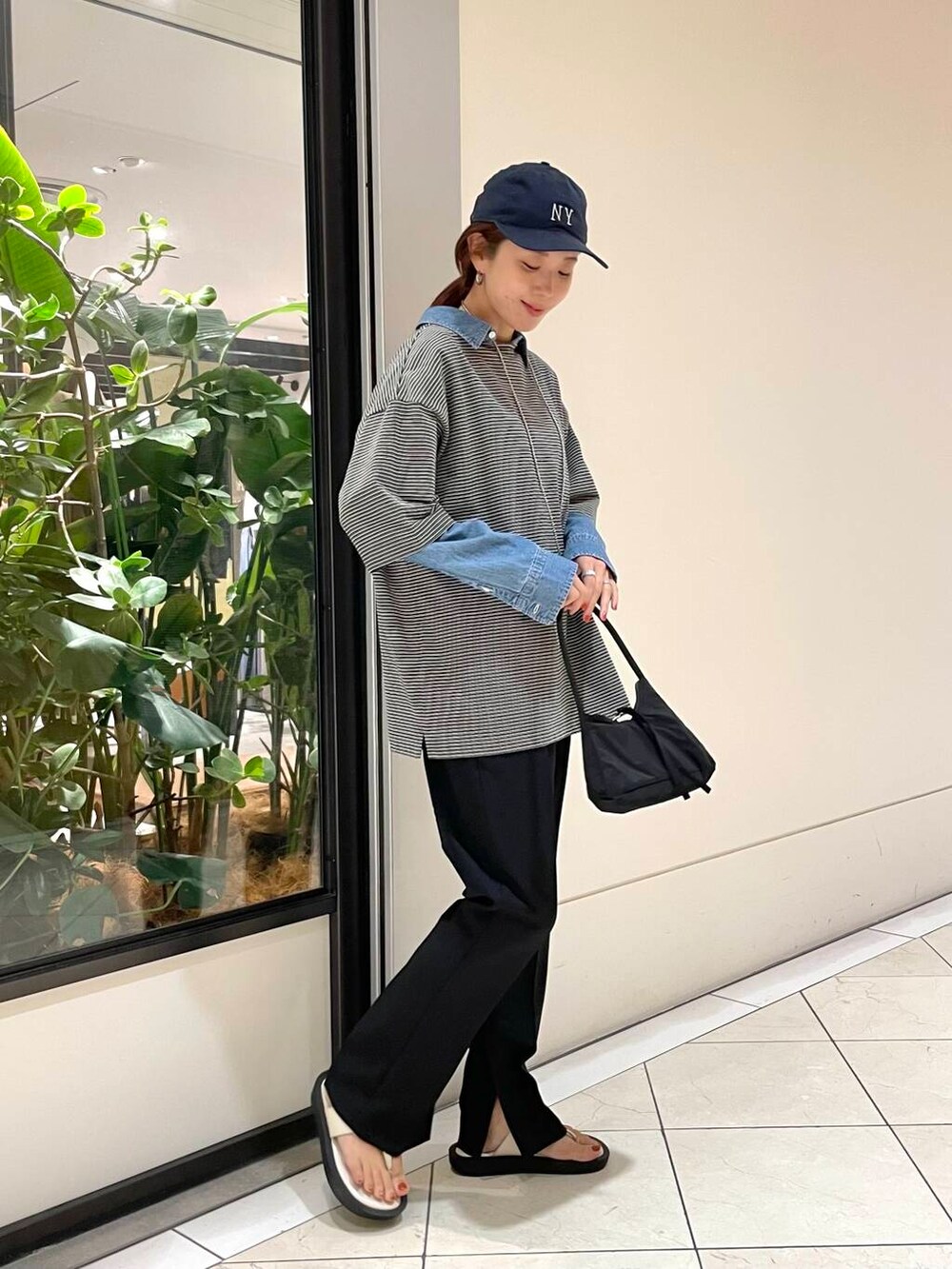 ブラック系のその他パンツ、ブルー系のTシャツ/カットソー、その他のTシャツ/カットソーを着用したレディースの夏コーディネートの2枚目の写真