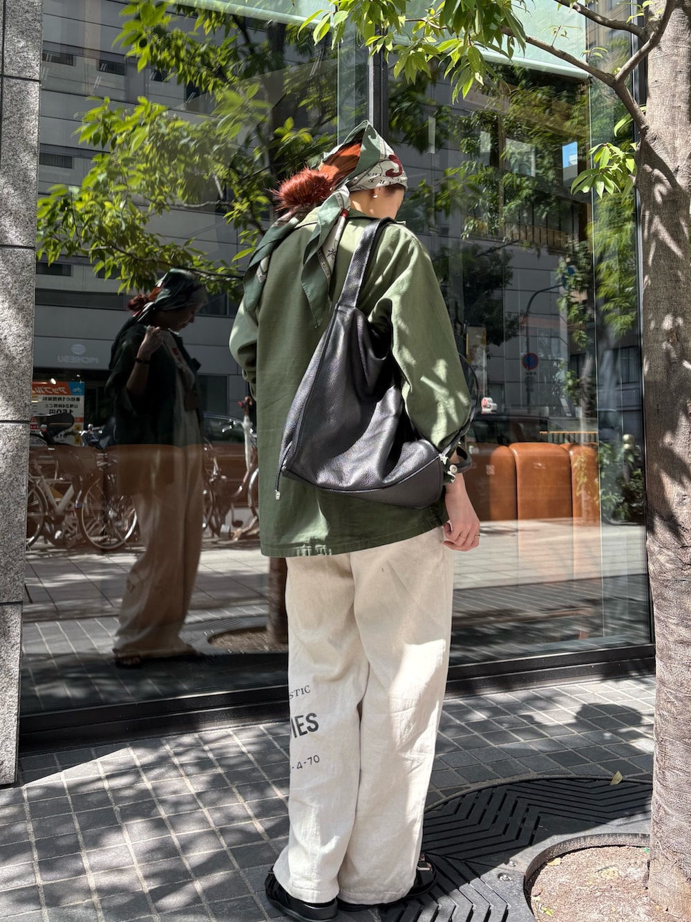 ベージュ系のその他パンツ、その他のTシャツ/カットソー、ブラック系のトートバッグを着用したレディースの春コーディネートの2枚目の写真