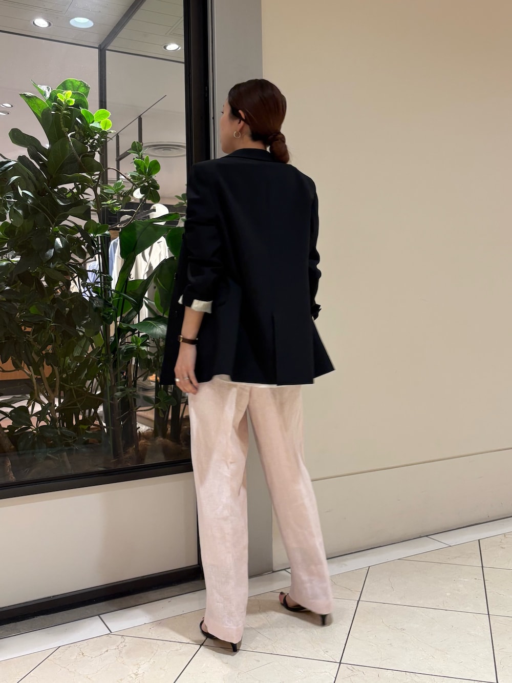 ブラック系のその他アウター、ピンク系のその他パンツ、ブラック系のショルダーバッグを着用したレディースの春コーディネートの4枚目の写真