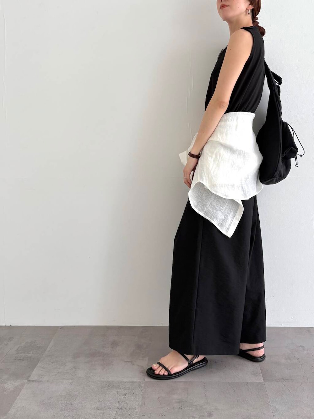 ホワイト系のシャツ/ブラウス、ブラック系のバックパック/リュック、ブラック系のサロペット/オーバーオールを着用したレディースの春コーディネートの5枚目の写真