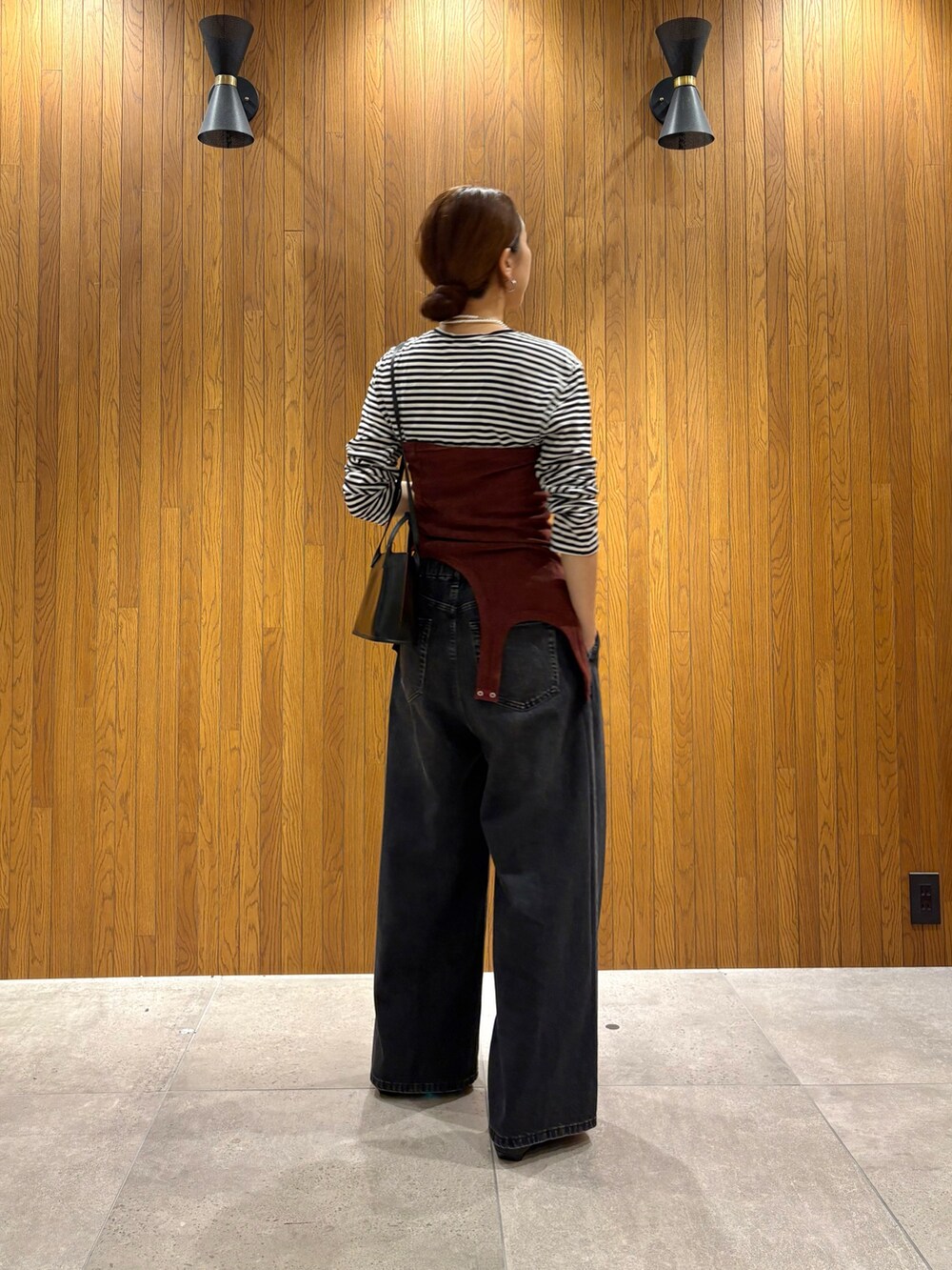 ブルー系のデニムパンツ、ブラック系のショルダーバッグ、その他のTシャツ/カットソーを着用したレディースの夏コーディネートの4枚目の写真