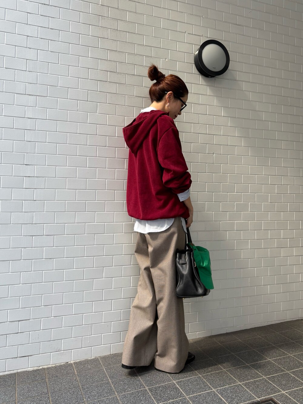 レッド系のパーカー、ブルー系のシャツ/ブラウス、グレー系のその他パンツを着用したレディースの秋コーディネートの5枚目の写真