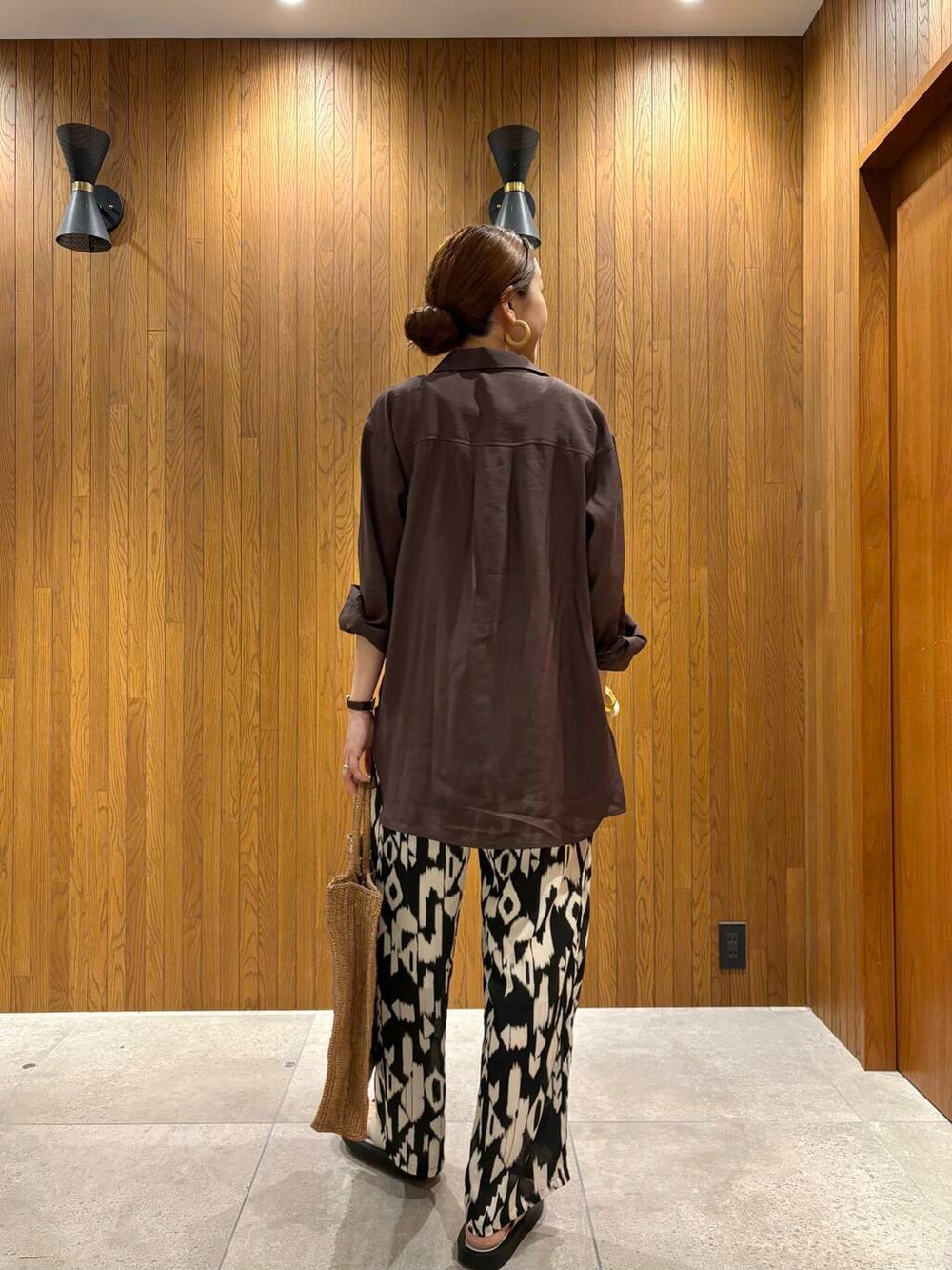 ブラウン系のシャツ/ブラウス、その他のその他パンツを着用したレディースの夏コーディネートの3枚目の写真