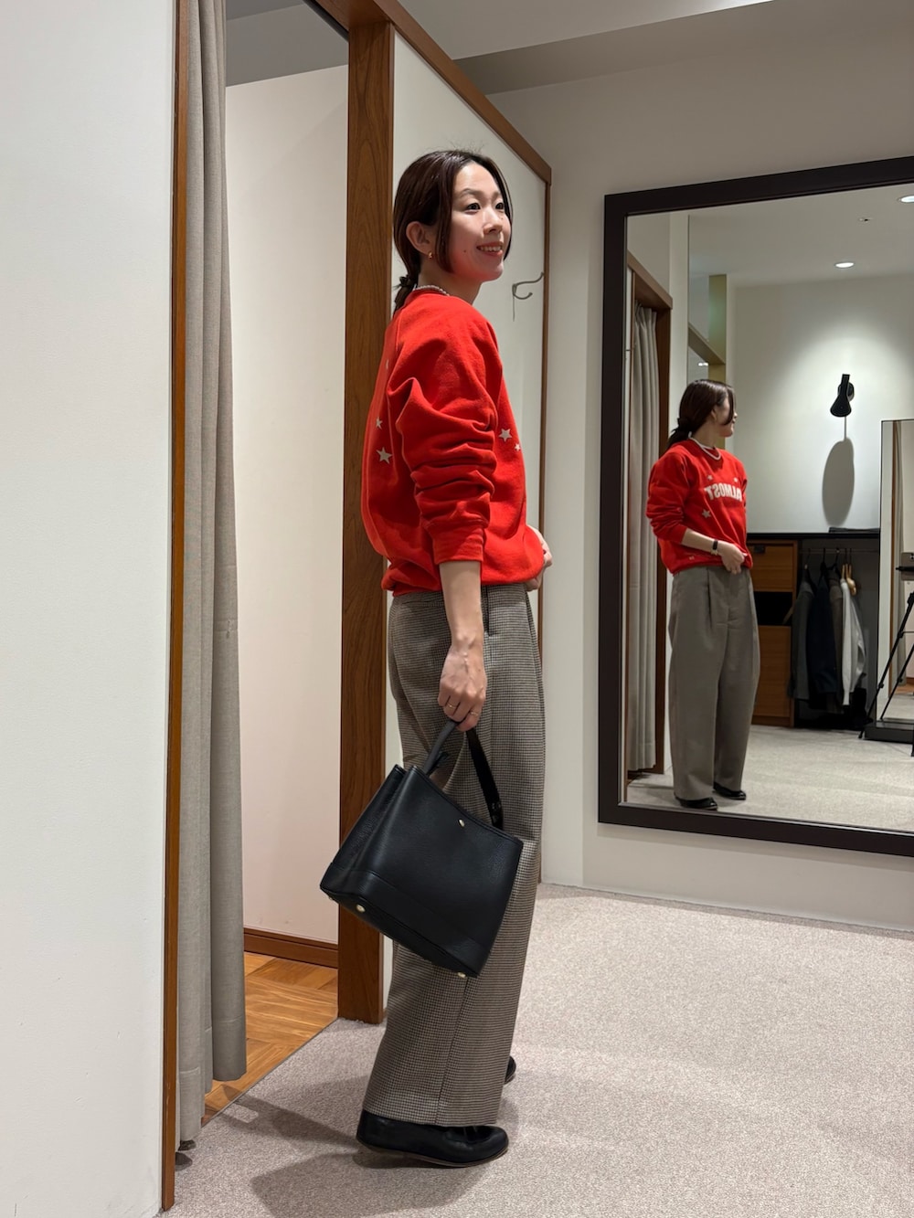 グレー系のピーコート、レッド系のスウェット、イエロー系のその他パンツを着用したレディースの秋コーディネートの6枚目の写真