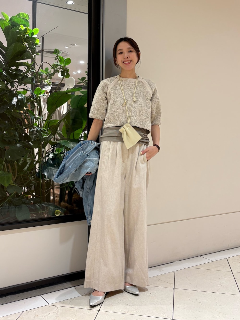 ブラウン系のニット/セーター、ホワイト系のその他パンツ、ブルー系のデニムジャケットを着用したレディースの冬コーディネートの3枚目の写真