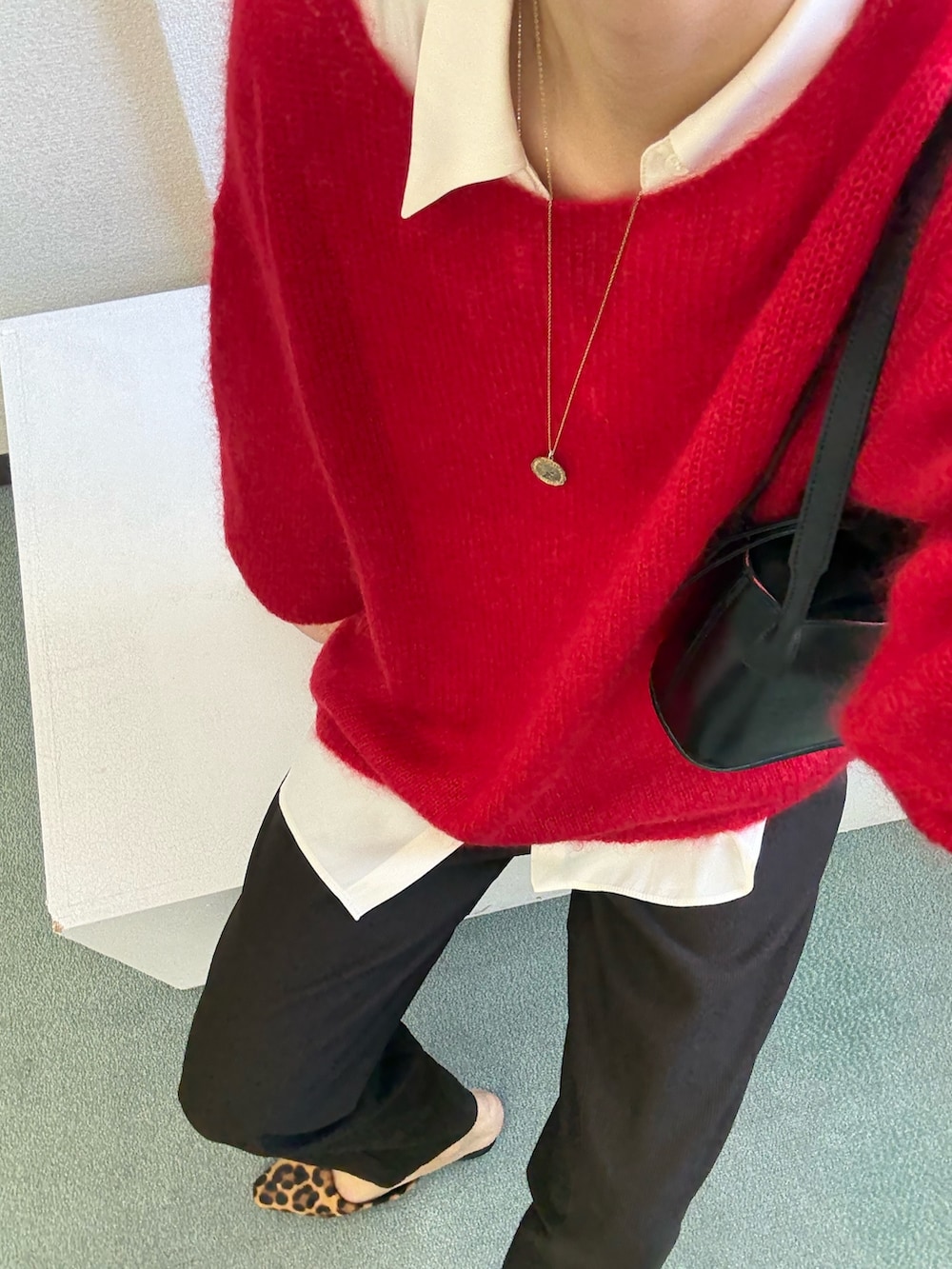 レッド系のニット/セーター、ブラウン系のその他パンツ、ブラック系のローファーを着用したレディースの秋コーディネートの8枚目の写真