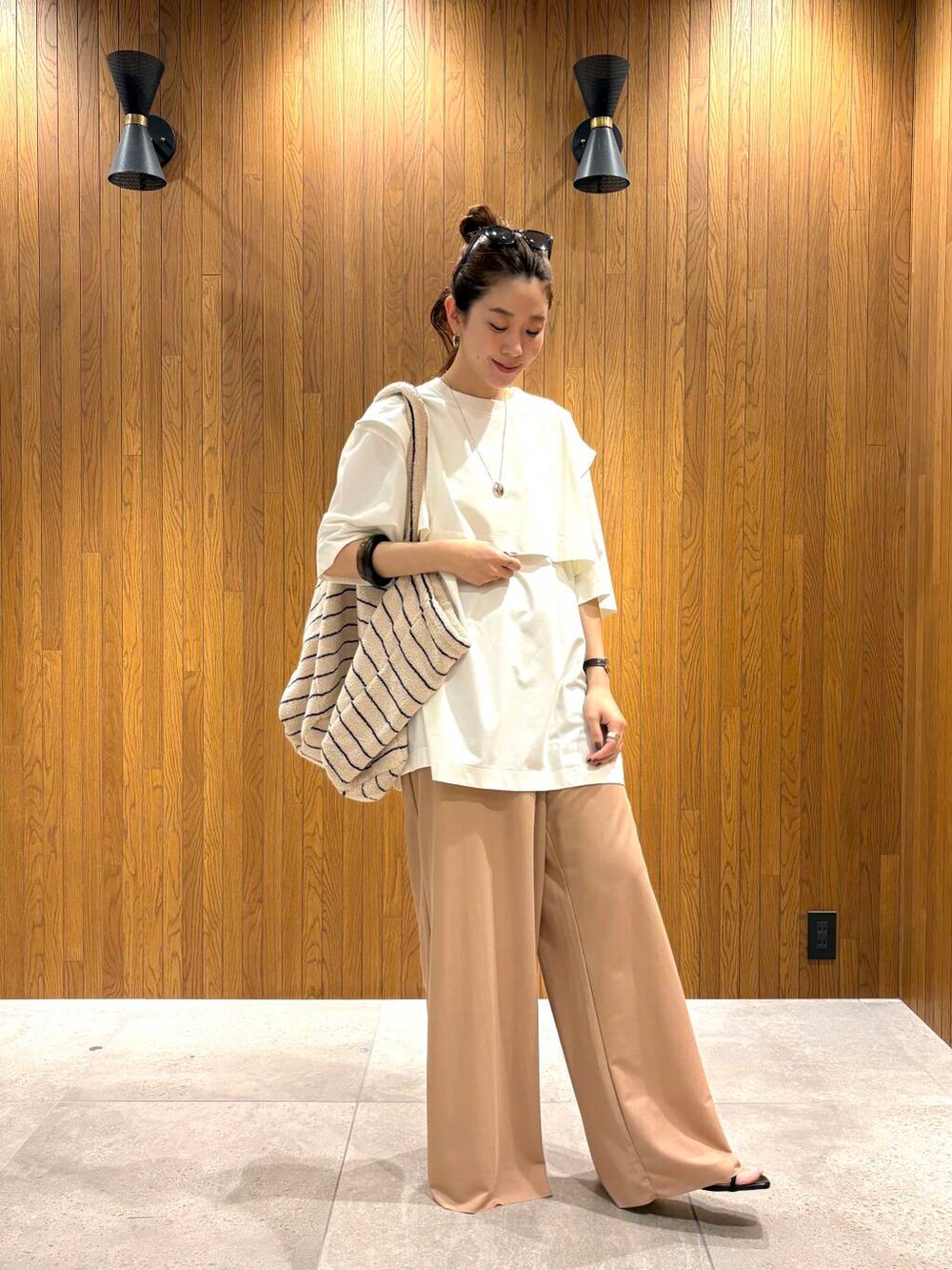 ホワイト系のTシャツ/カットソー、イエロー系のその他パンツ、シルバー系のネックレスを着用したレディースの夏コーディネートの4枚目の写真