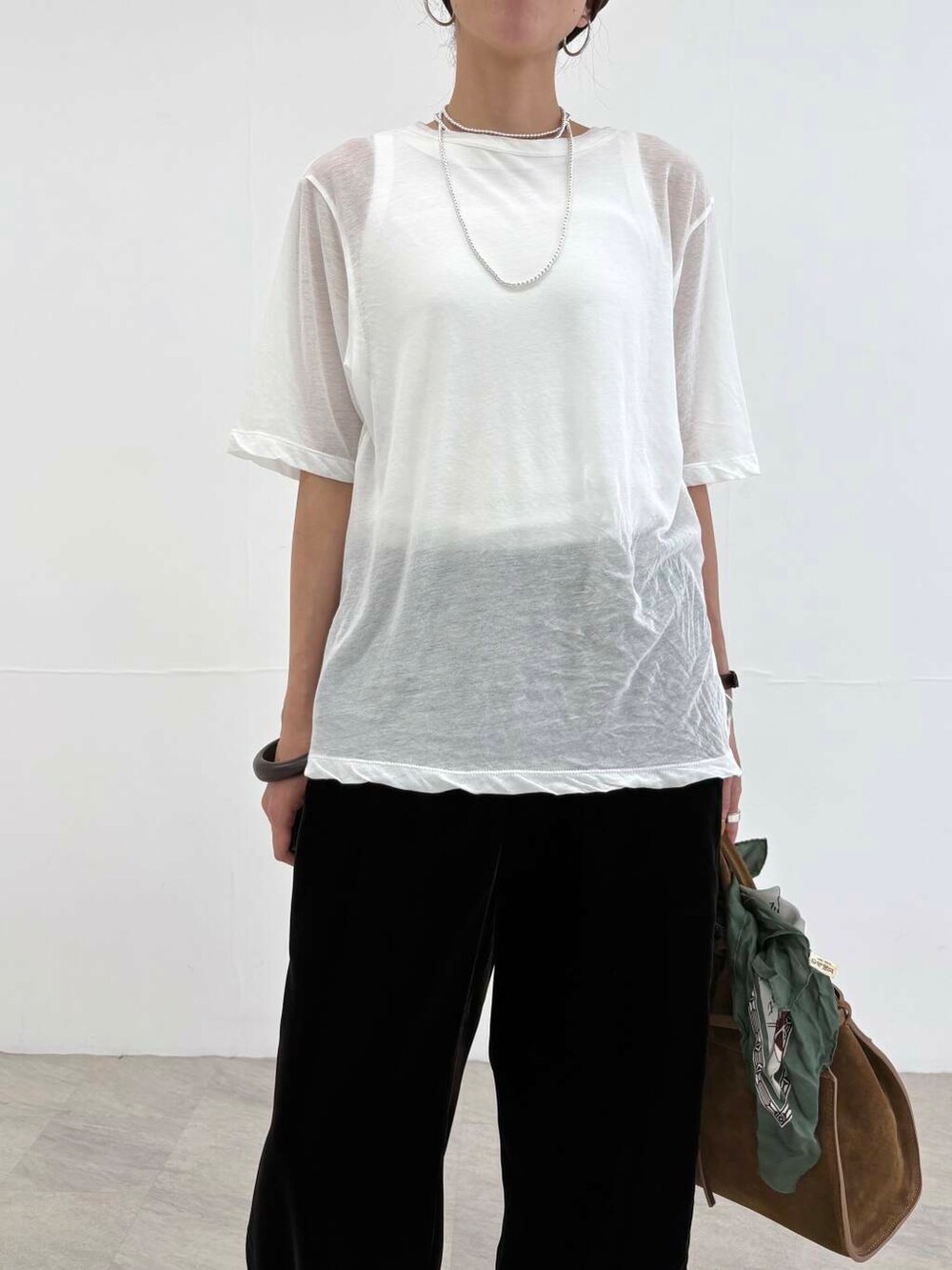 ホワイト系のTシャツ/カットソー、ホワイト系のタンクトップ、シルバー系のネックレスを着用したレディースの夏コーディネートの6枚目の写真