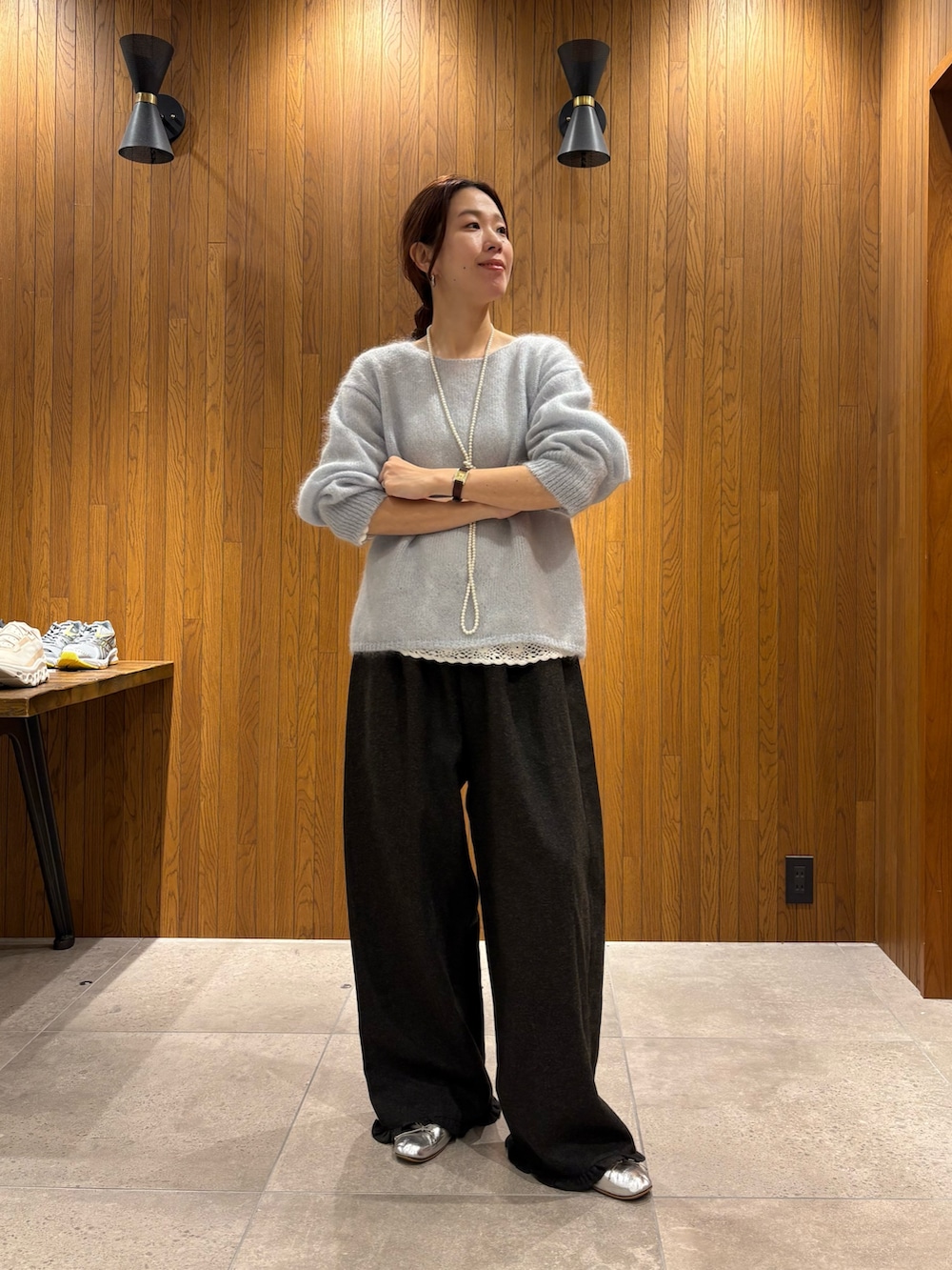 レッド系のニット/セーター、グリーン系のその他パンツ、グレー系のその他アウターを着用したレディースの秋コーディネートの6枚目の写真