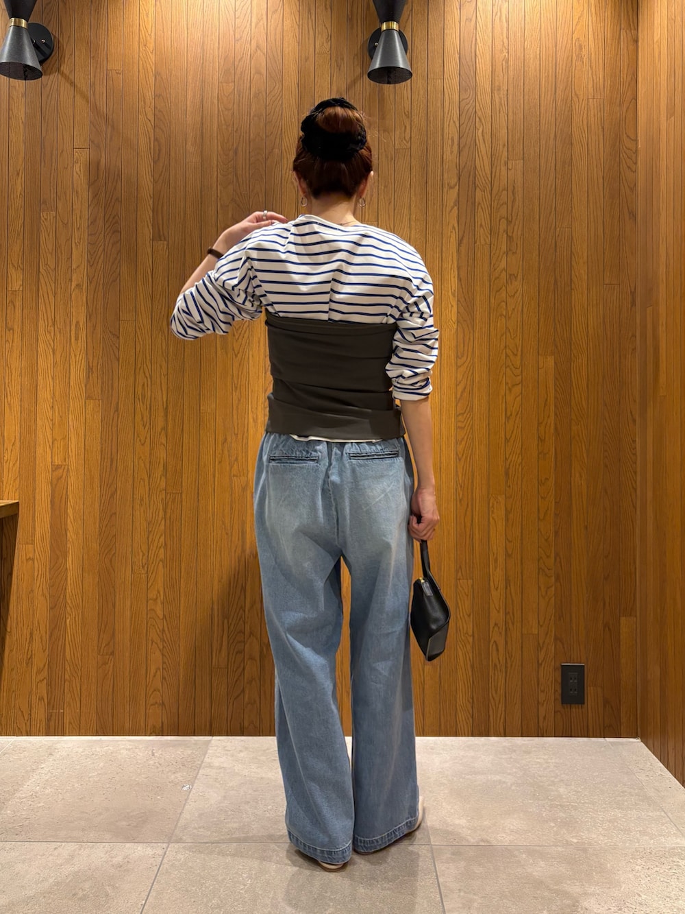 ブルー系のデニムパンツ、グレー系のスカート、ブルー系のTシャツ/カットソーを着用したレディースの春コーディネートの4枚目の写真