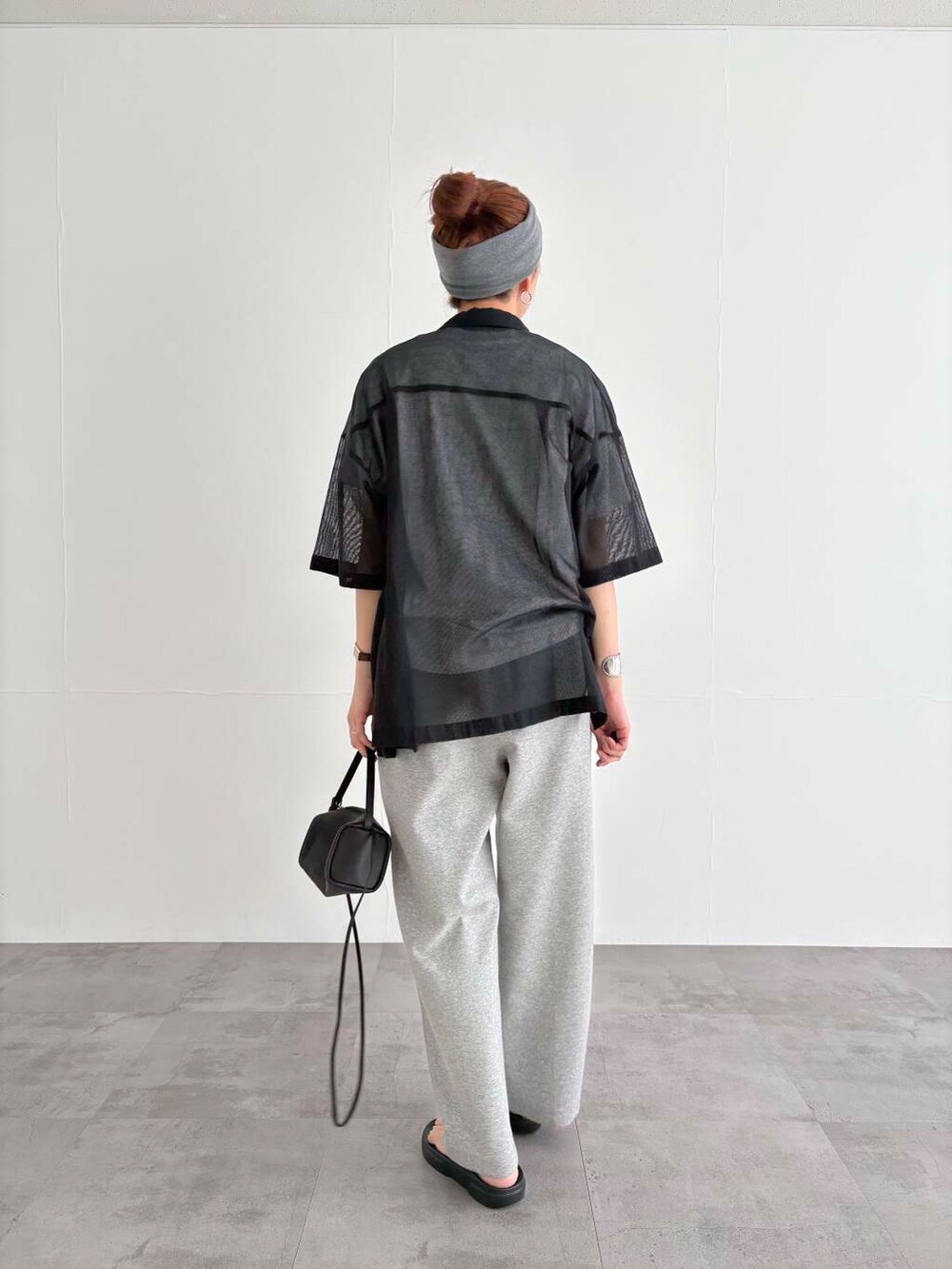 ブラック系のショルダーバッグ、グレー系のその他パンツ、ブラック系のサンダルを着用したレディースの夏コーディネートの3枚目の写真